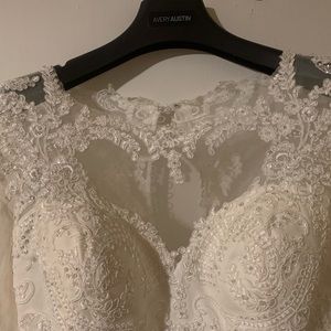 I have a brand new wedding dress